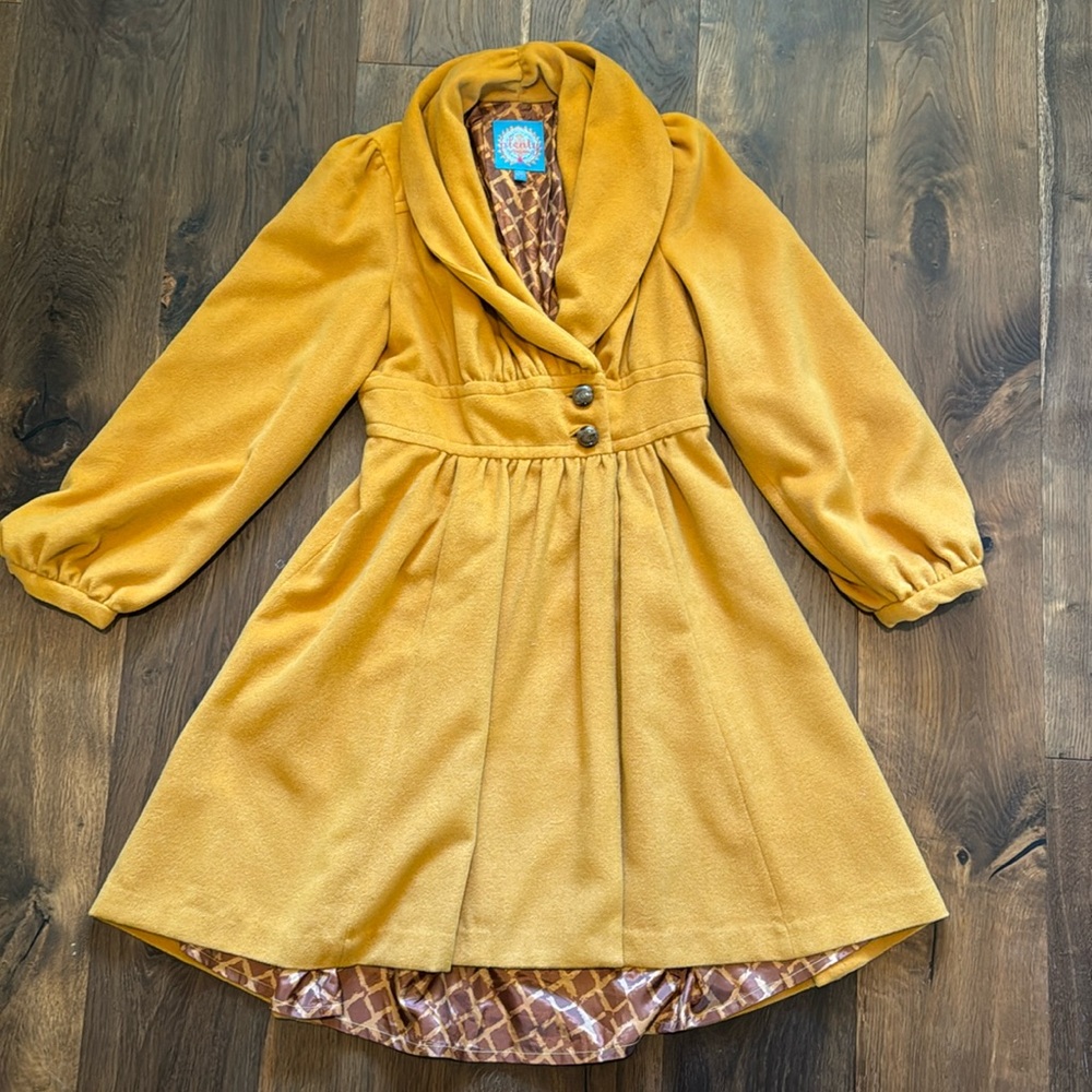 Fully lined gold coat with button closure at waist, size small